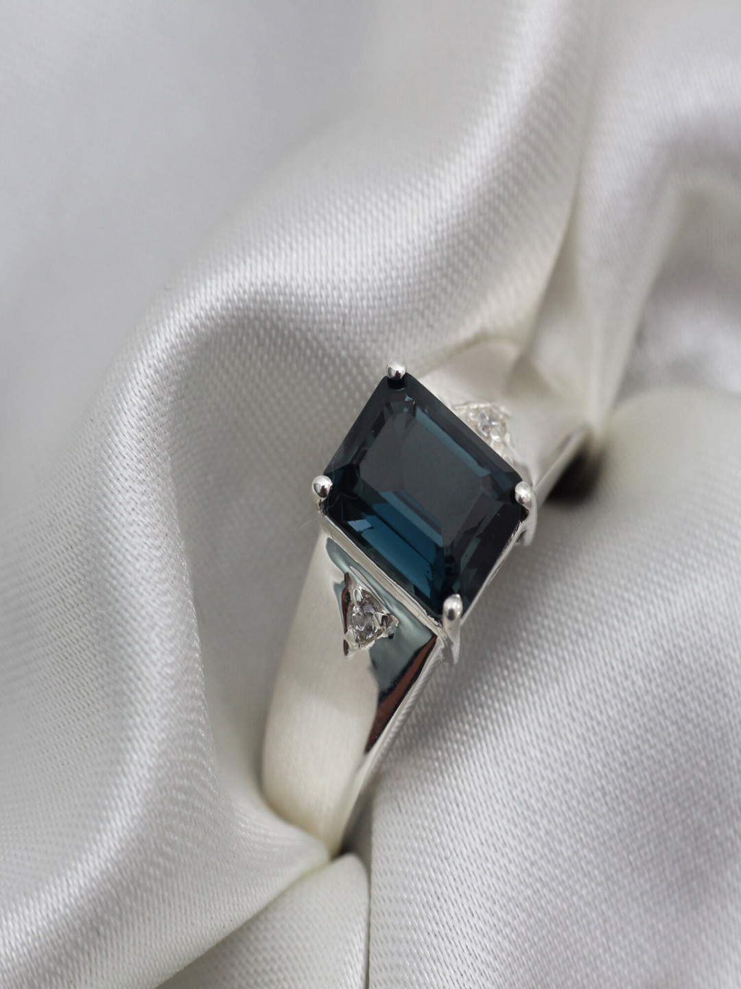 HIFLYER JEWELS 92.5 Sterling Silver Topaz  Stone-Studded Finger Ring