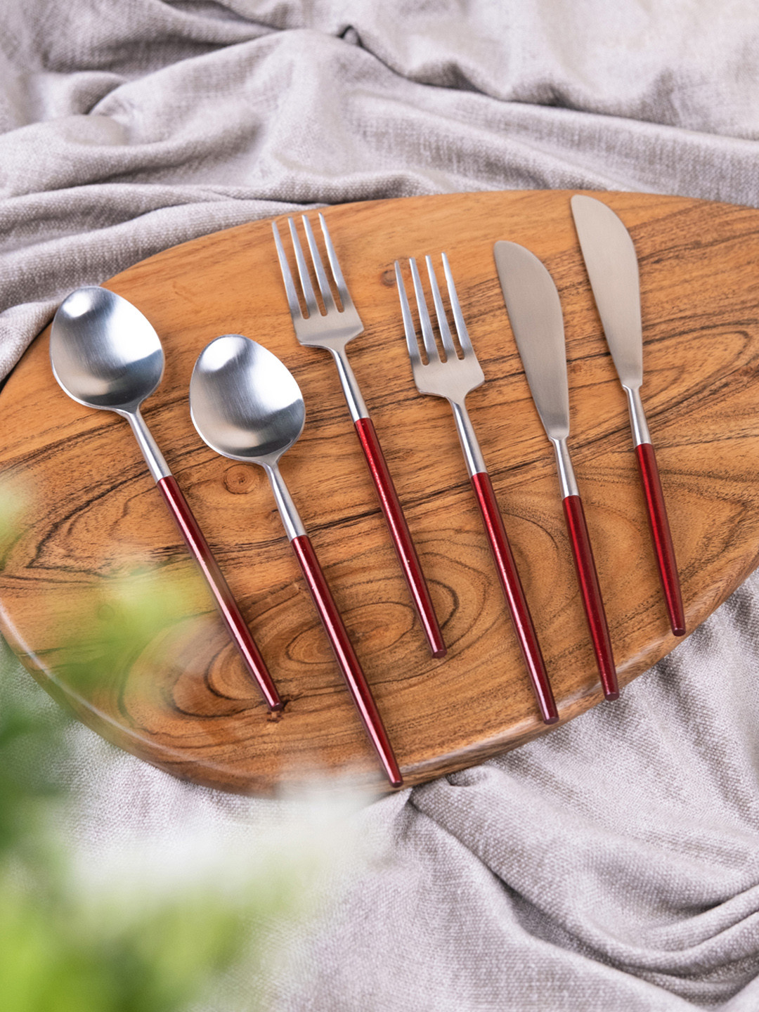 VarEesha Red 18 Pieces Stainless Steel Cutlery Set