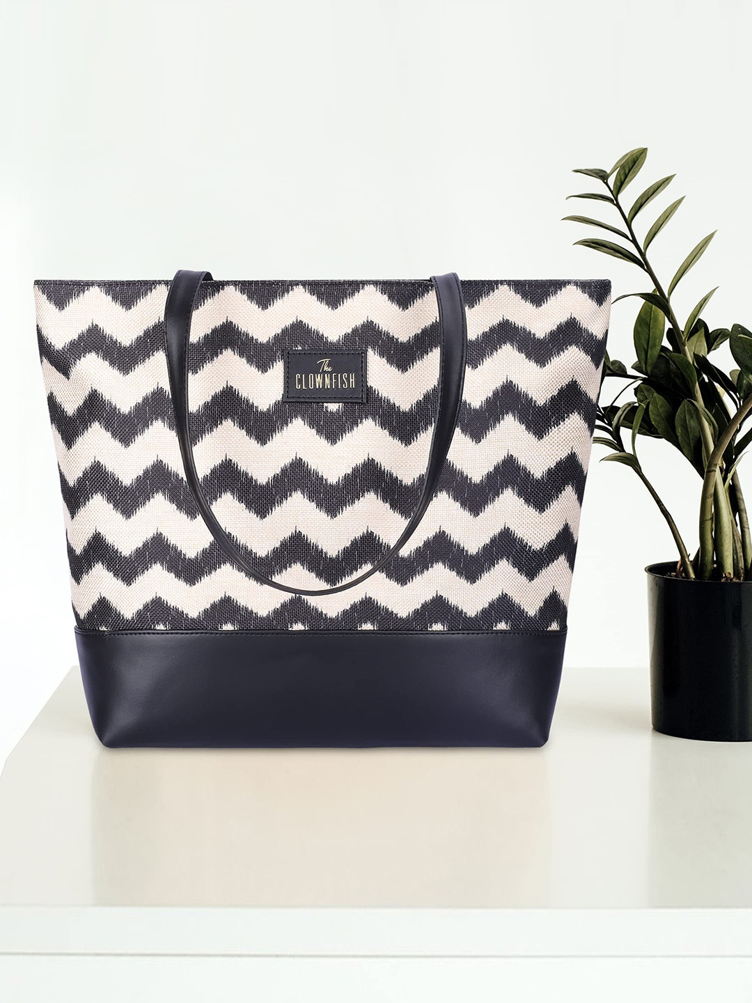 THE CLOWNFISH Empower Geometric Swagger Shoulder Bag