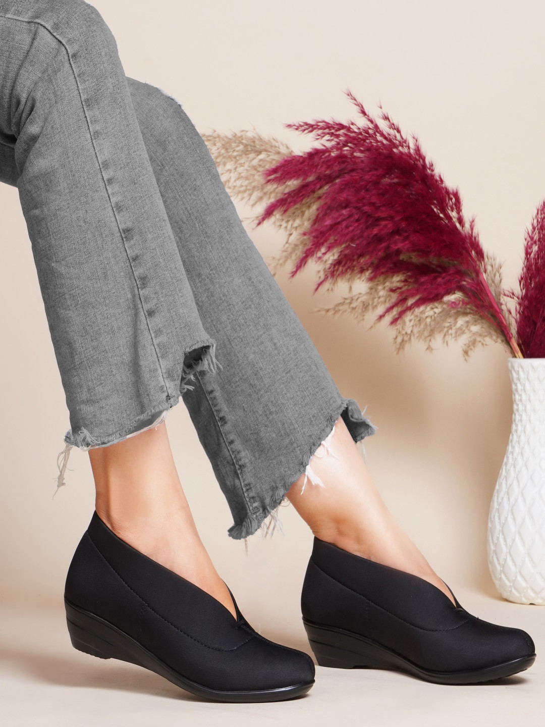 SHUZ TOUCH Round Toe Wedge Pumps