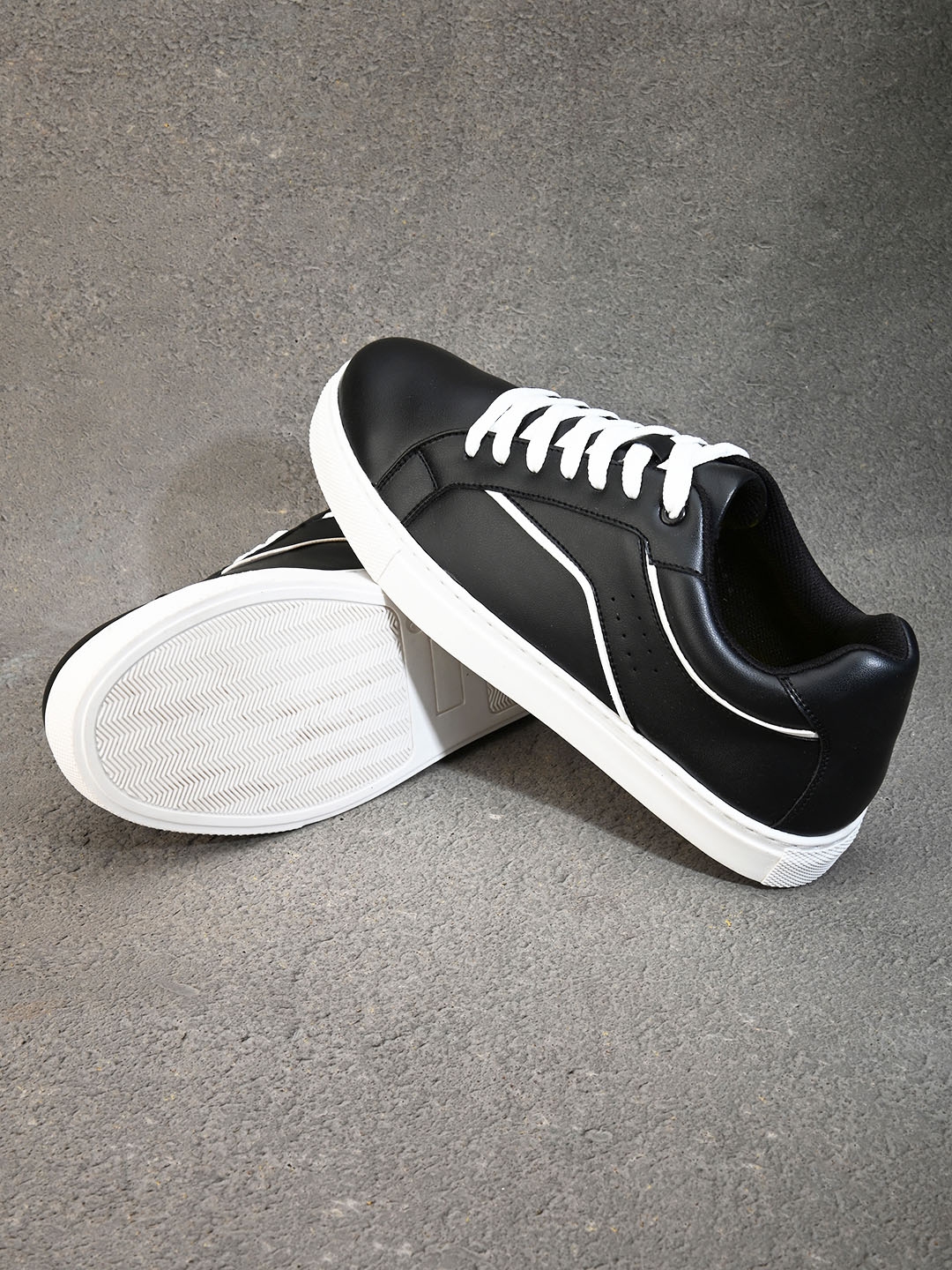 Women's lightweight white sneakers top