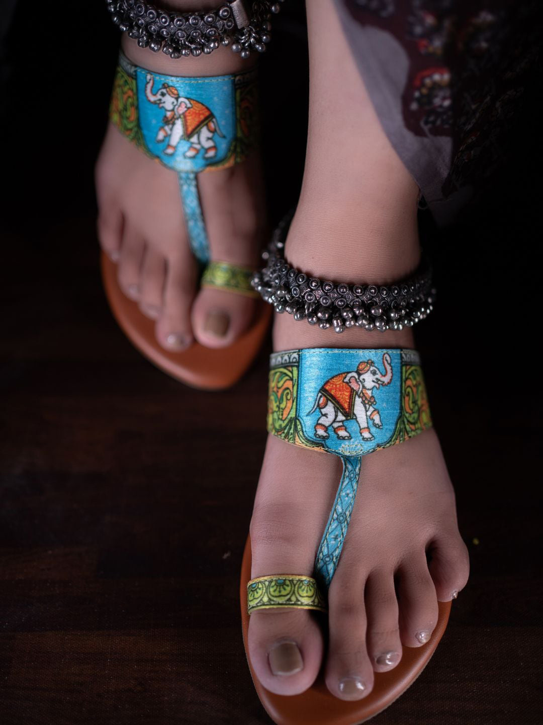 Kanvas Elephant Glory Printed One Toe Flats