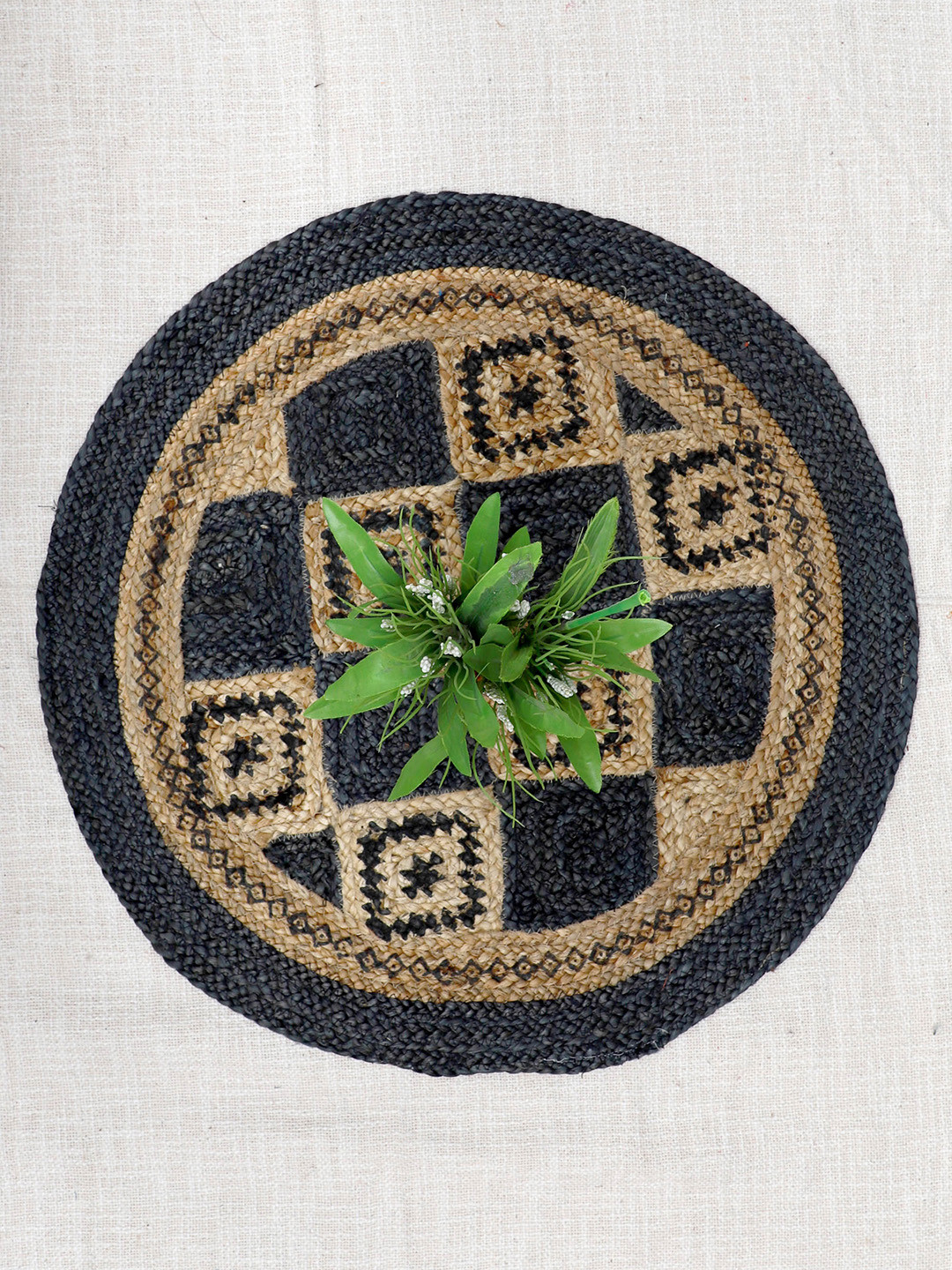 Art Avenue Checkered Black & Brown Round Jute Rug