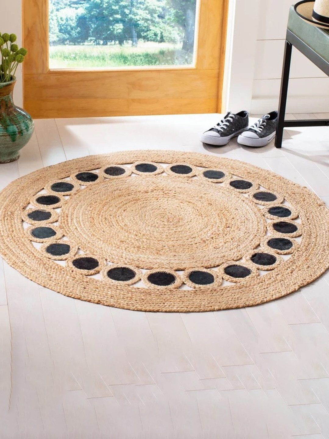 Art Avenue Combs Beige & Black Jute Round Rug