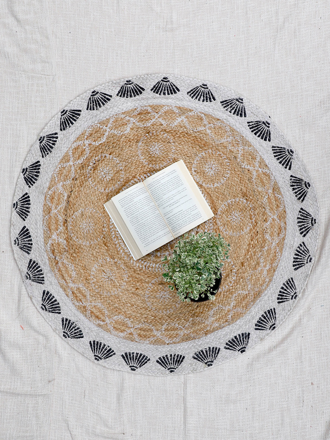 Art Avenue Beige & White Self-Design Jute Round Carpet