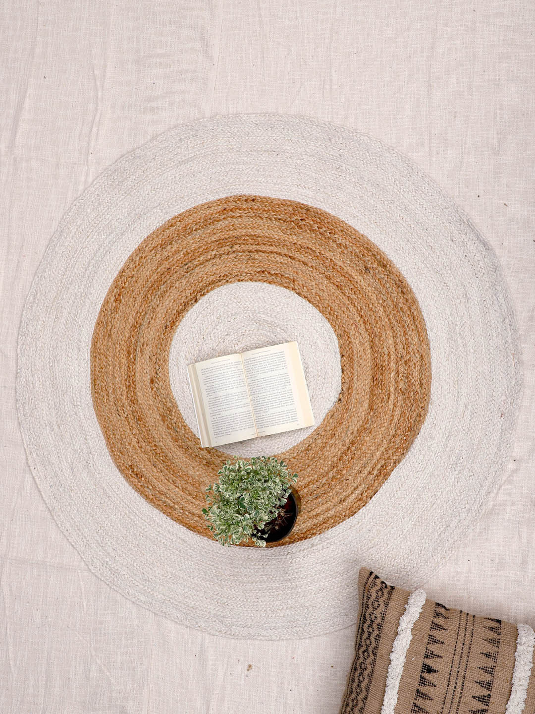 Art Avenue Inner Brown & White Braided Round Jute Rug