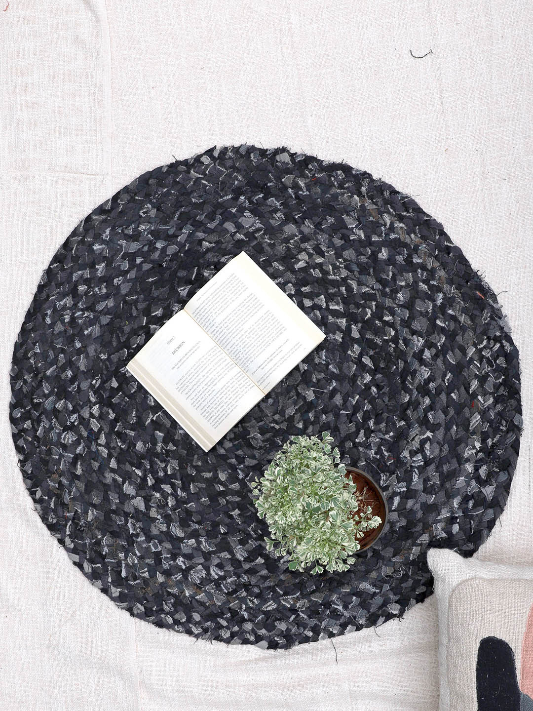 Art Avenue Braider Black & Grey Braided Round Jute Rug