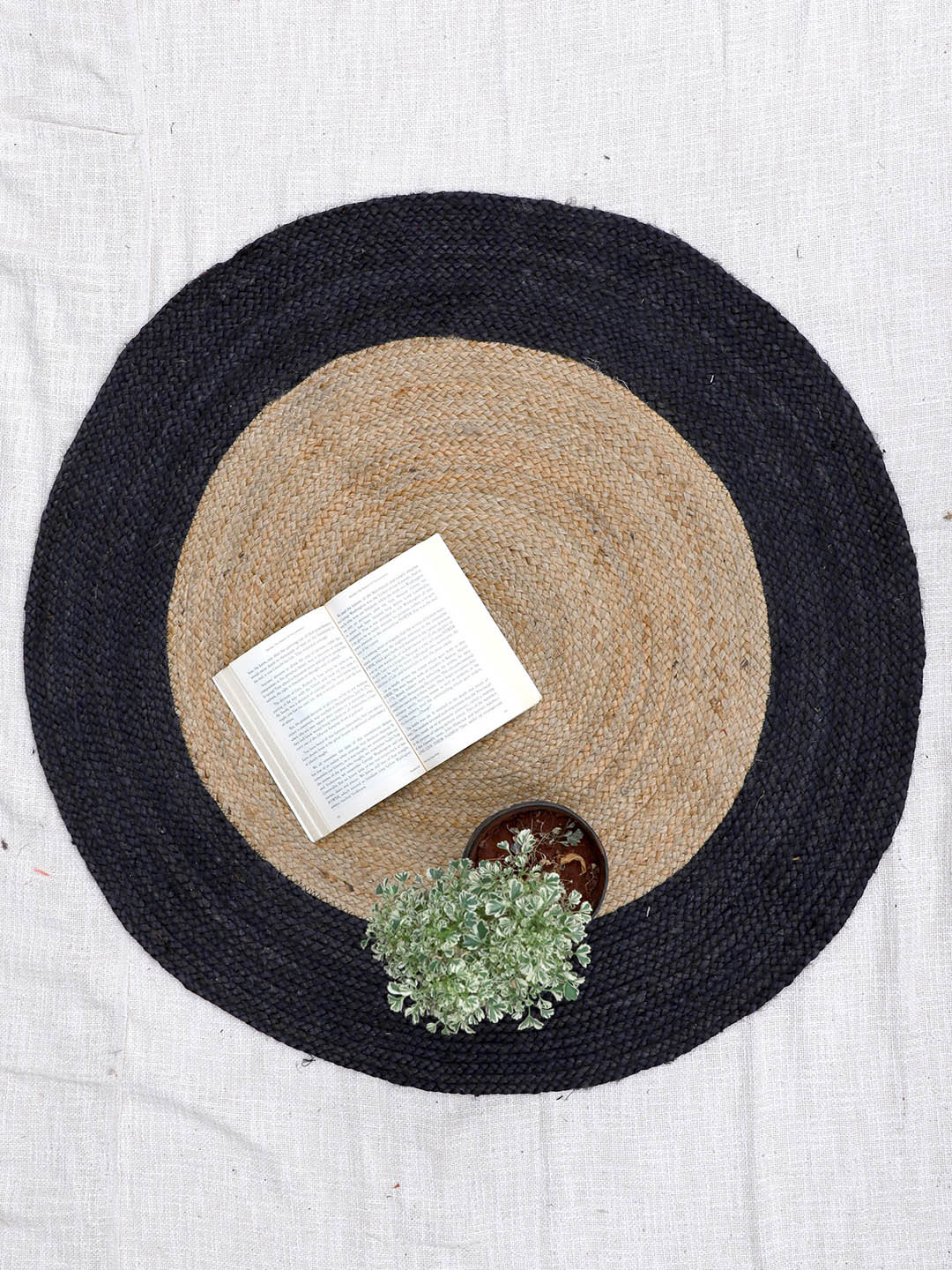 Art Avenue Bigged Beige & Black Braided Round Jute Rug