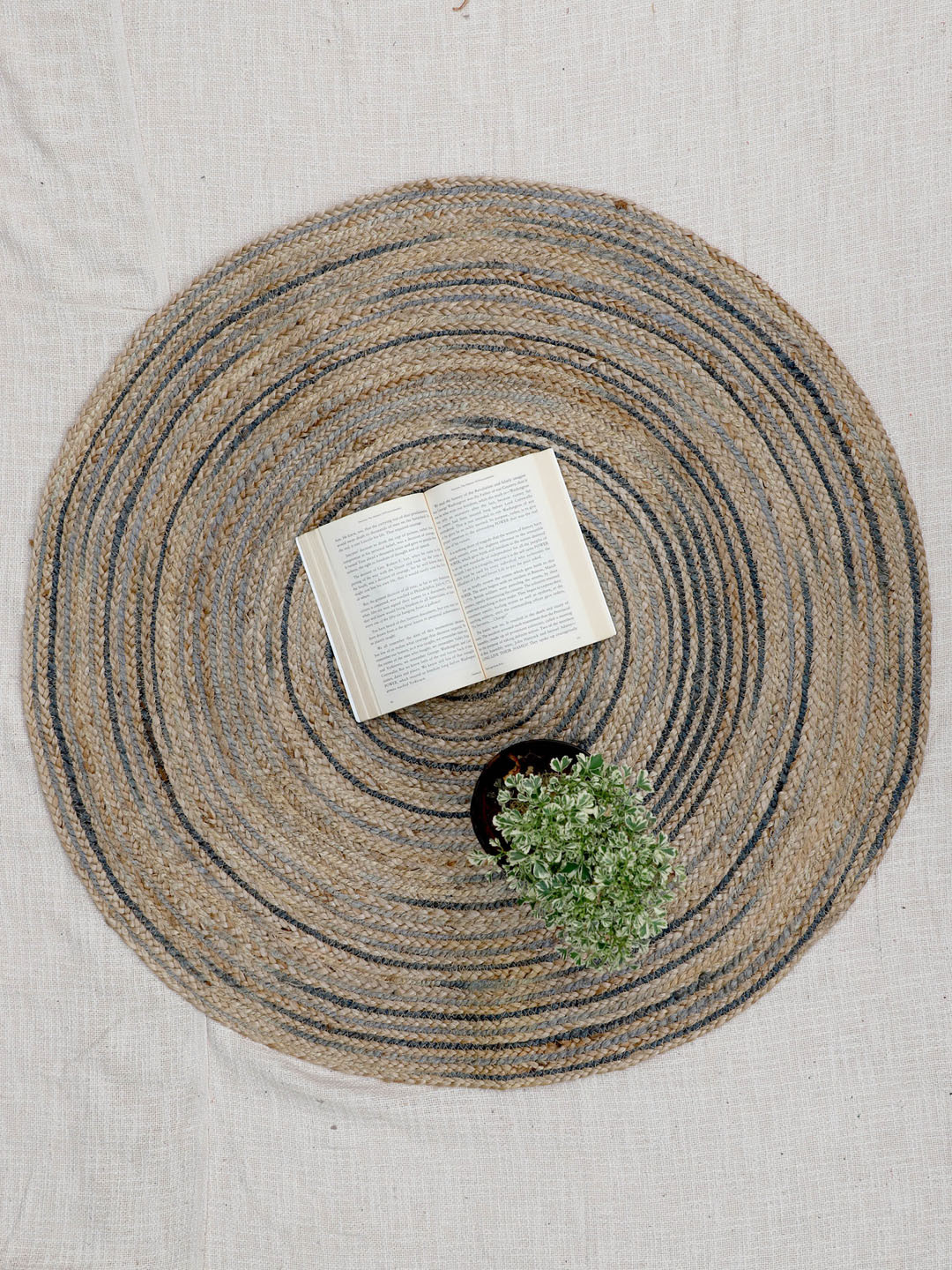 Art Avenue Doorlatch Beige & Blue Braided Round Jute Rug