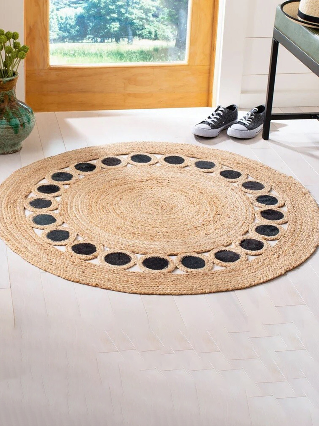 Art Avenue Combs Beige & Black Braided Round Jute Rug