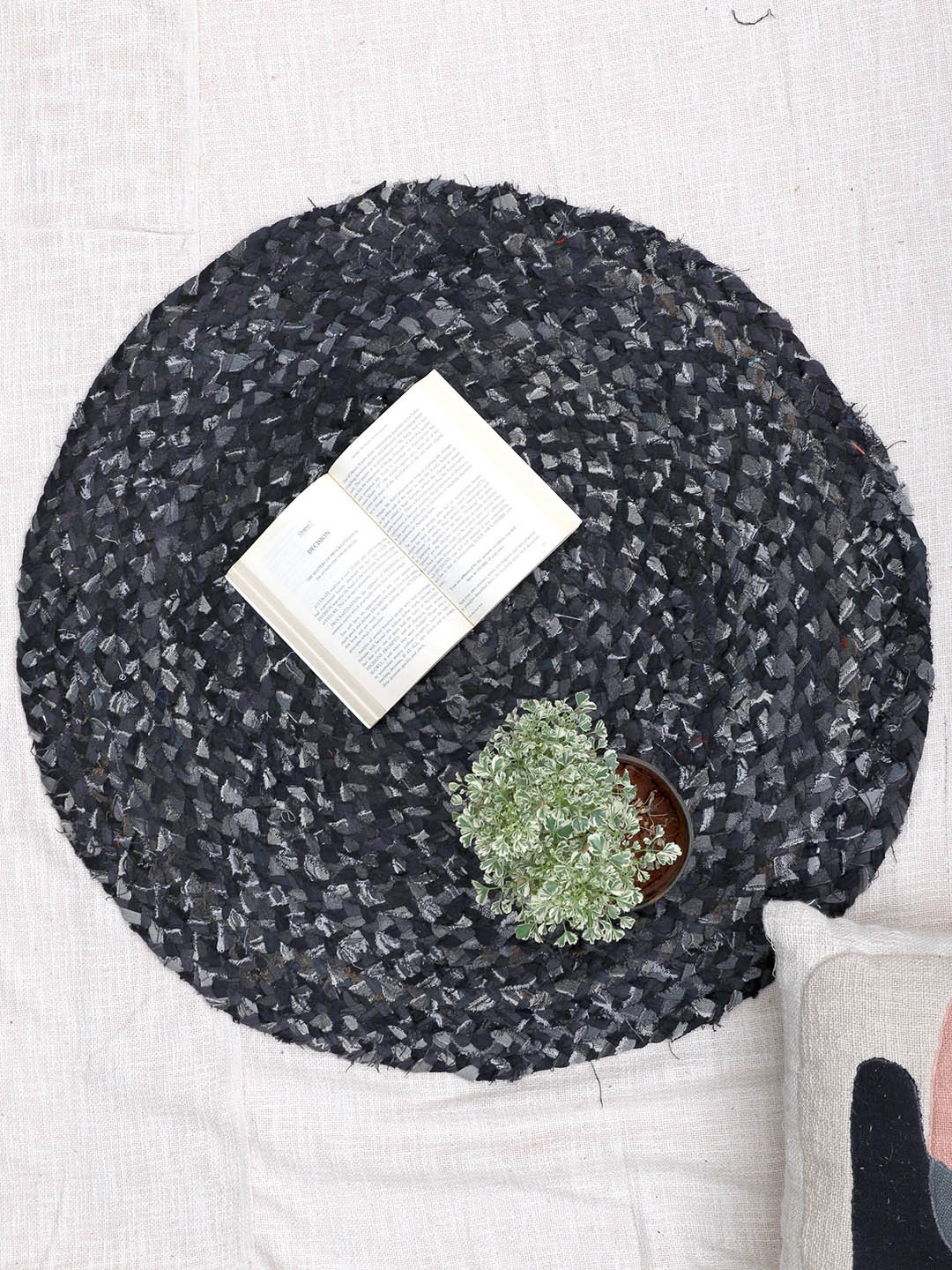 Art Avenue Braider Black & Grey Braided Round Jute Rug