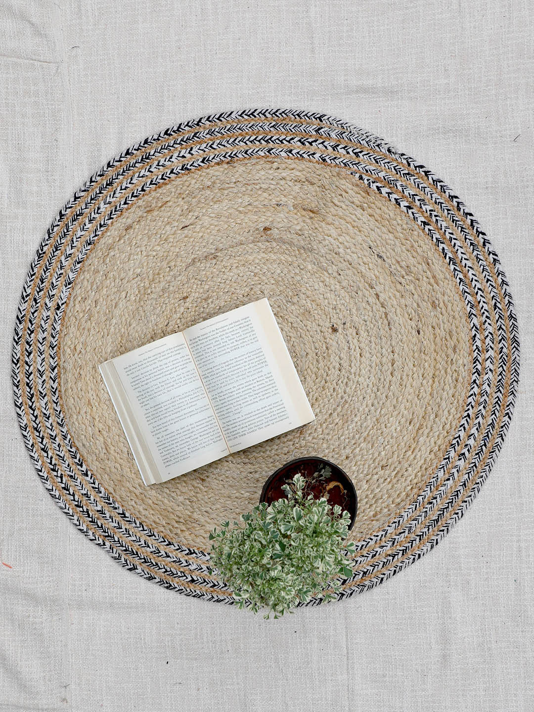 Art Avenue Braid Beige & Black Braided Round Jute Rug