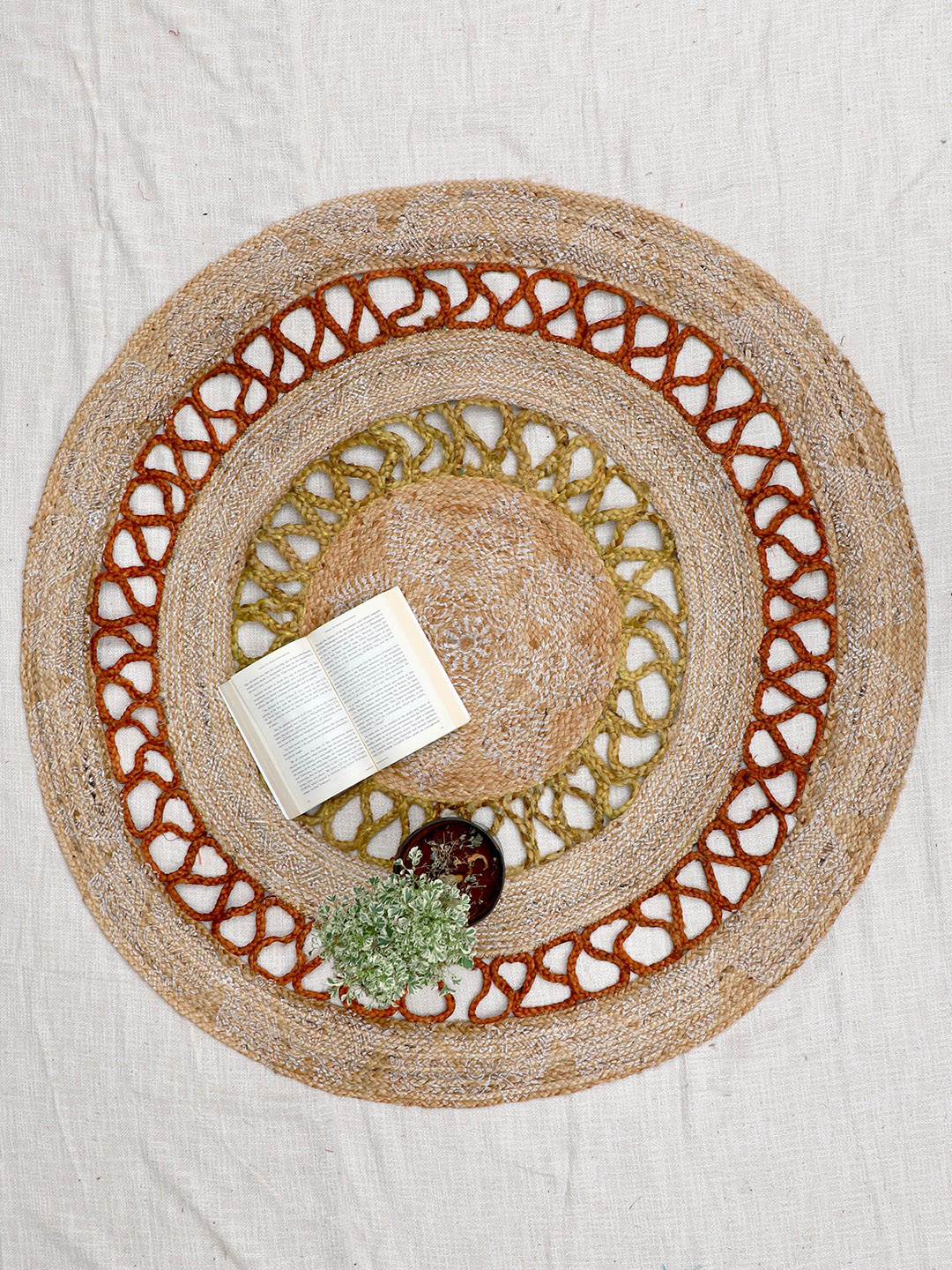 Art Avenue Cuts Beige & Red Braided Round Jute Rug