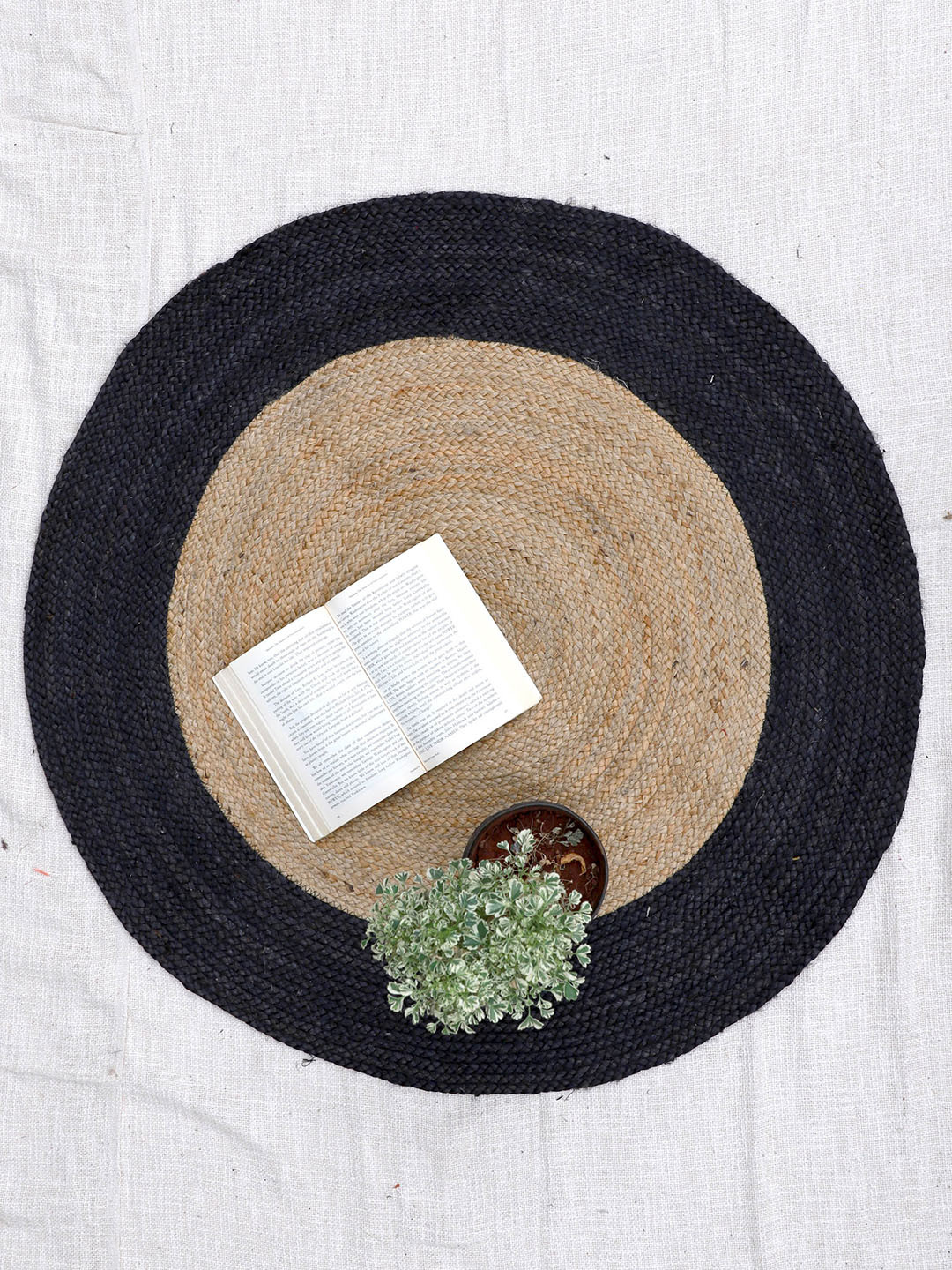 Art Avenue Bigged Beige & Black Braided Round Jute Rug