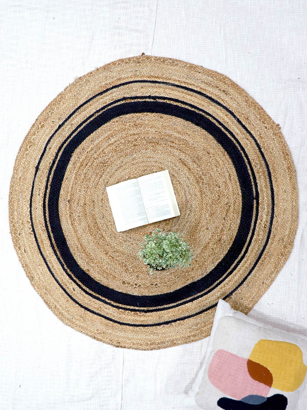 Art Avenue Inert Beige & Black Braided Round Jute Rug