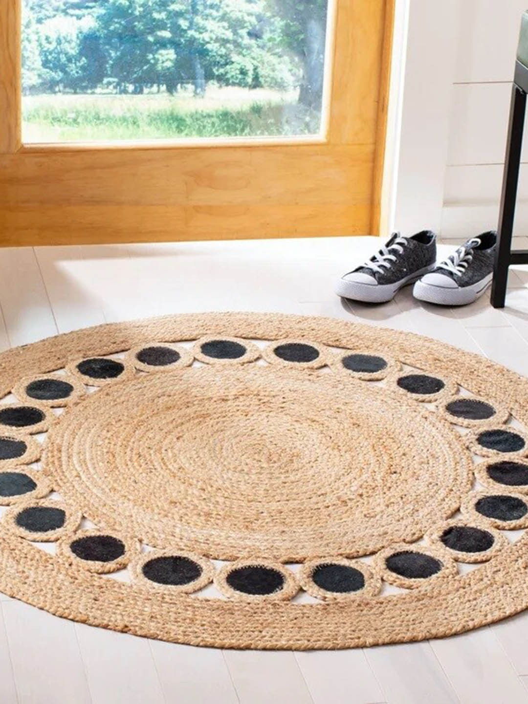 Art Avenue Combs Beige & Black Braided Round Jute Rug
