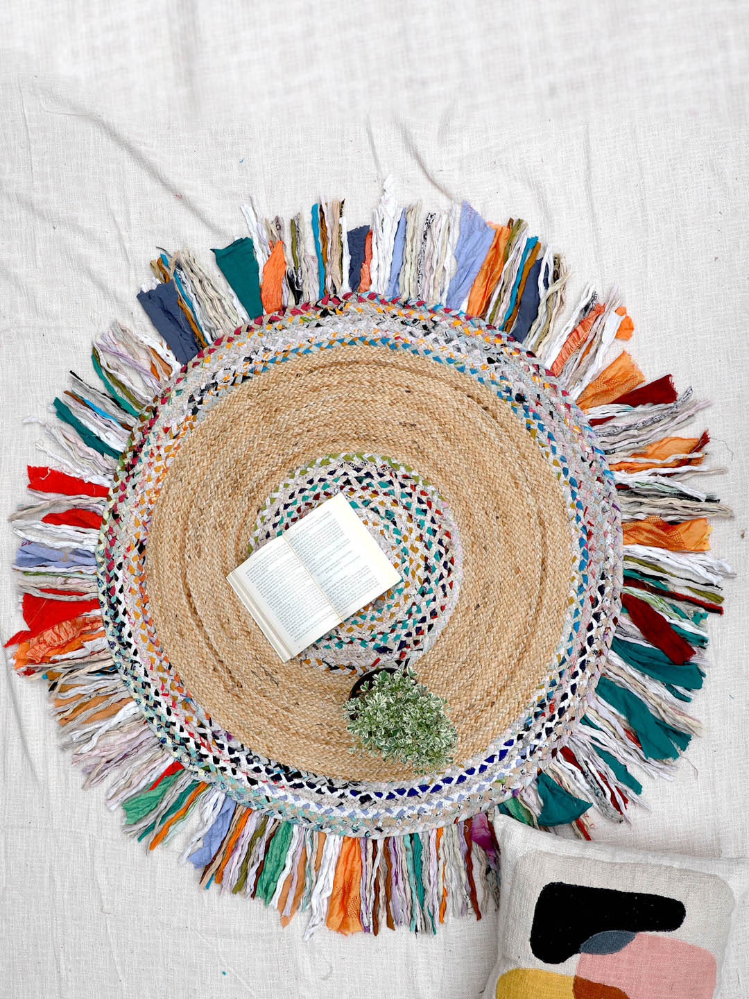 Art Avenue Frills Beige & Blue Braided Round Jute Rugs