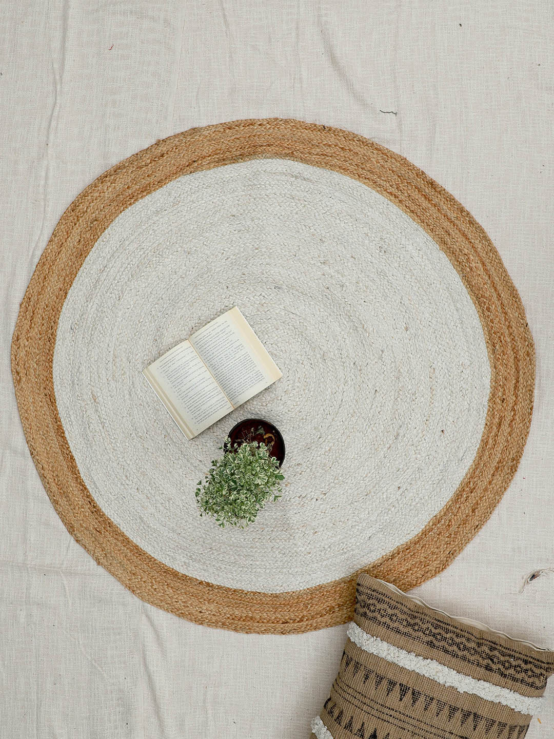 Art Avenue Innest Beige & White Braided Round Jute Rug
