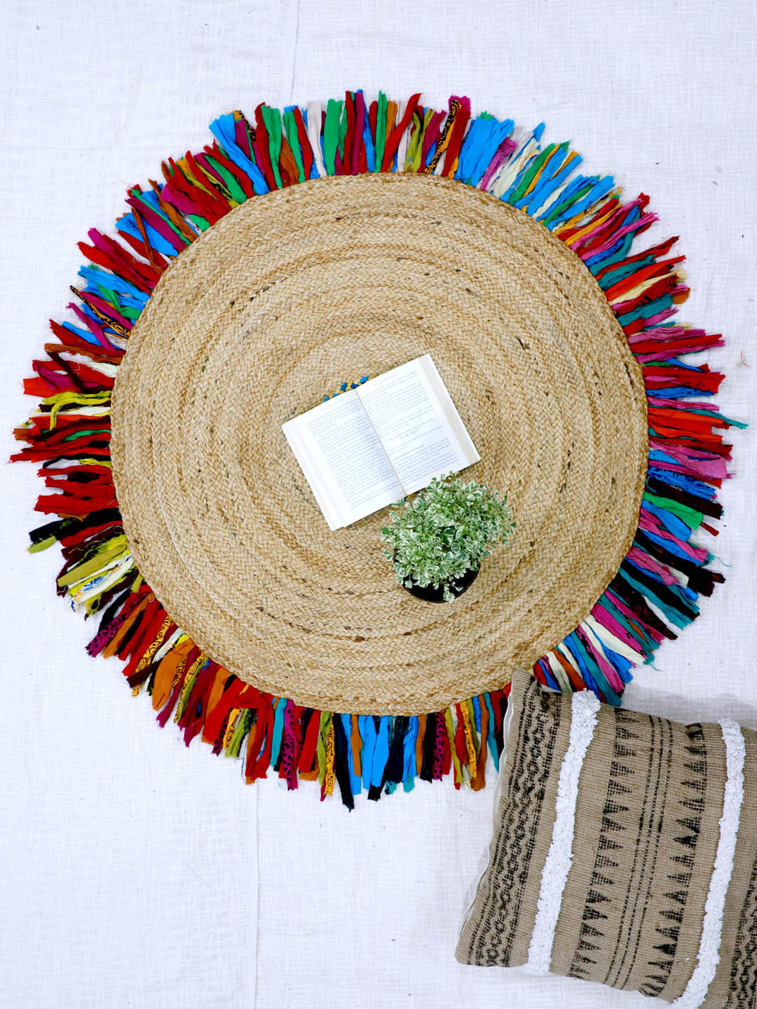 Art Avenue Outliner Beige & Blue Braided Round Jute Rug