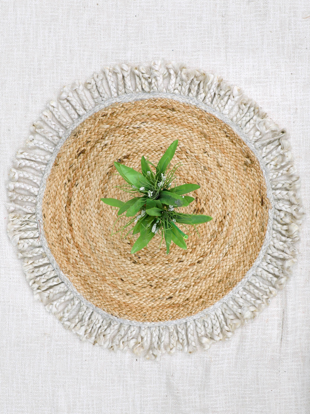 Art Avenue Outline Beige & White Braided Round Jute Rugs