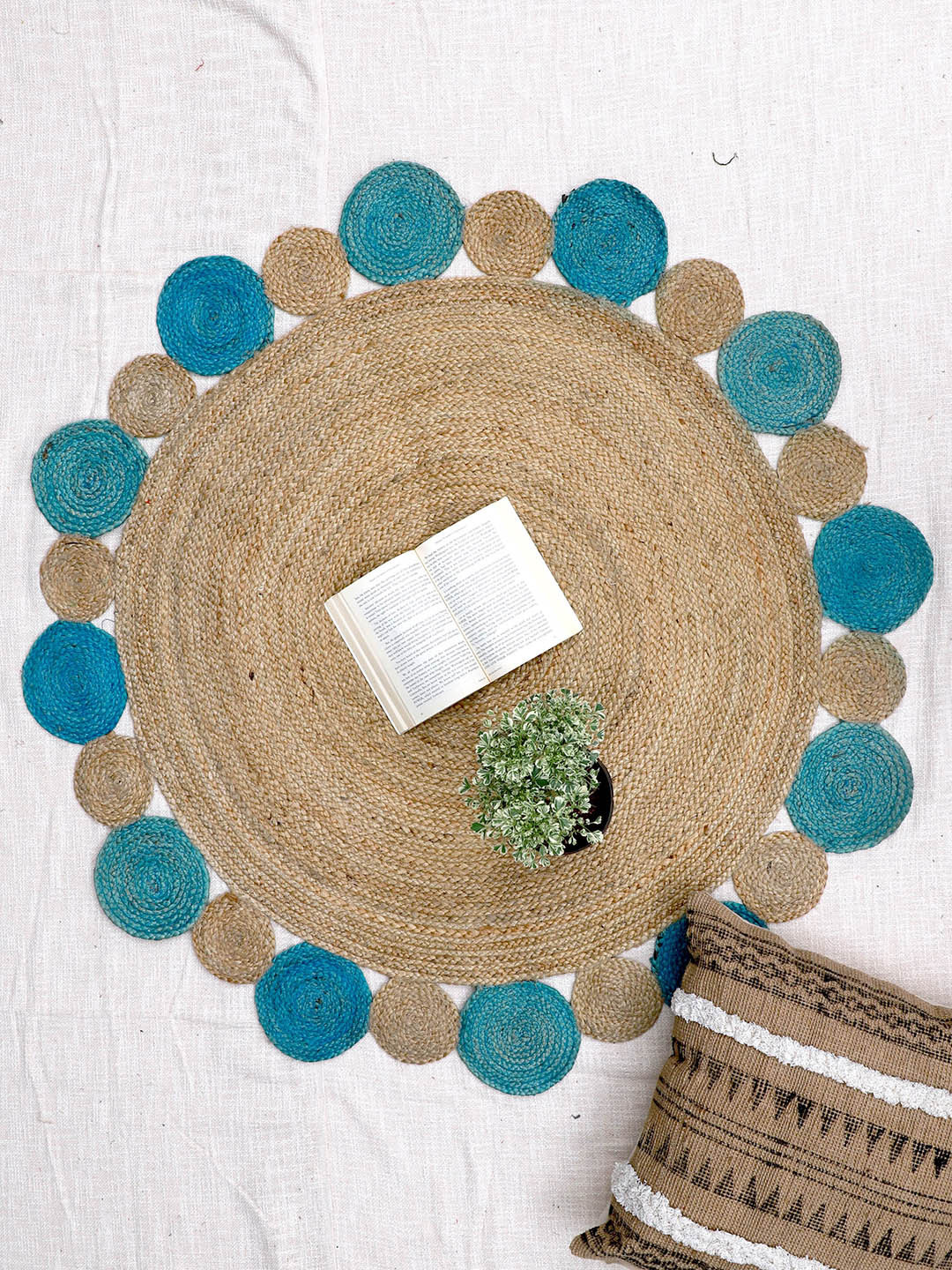 Art Avenue PETITE Beige & Blue Colourblocked Jute Round Carpet