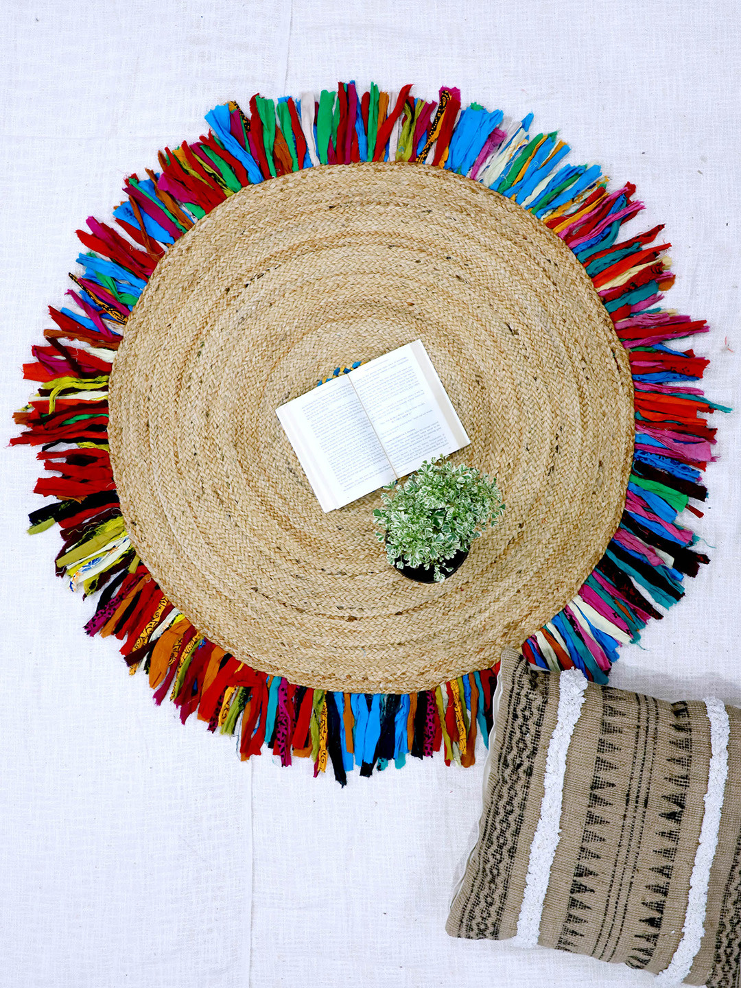 Art Avenue Beige & Red Self-Designed Jute Round Carpet