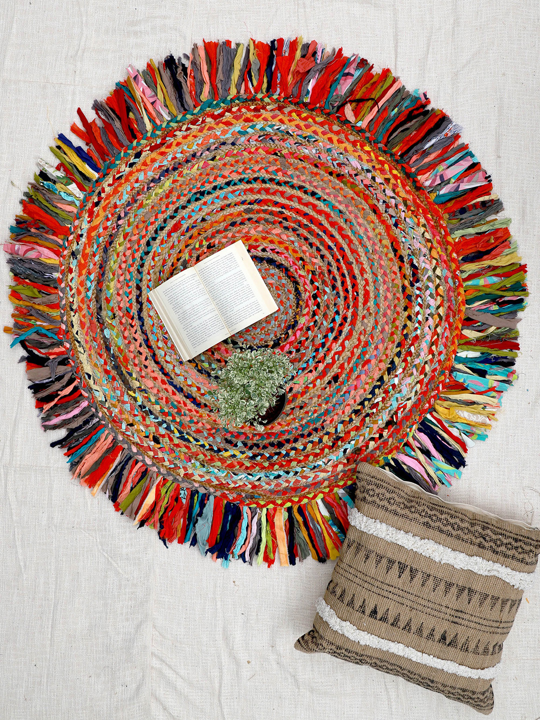 Art Avenue Out Red & Blue Round Jute Rug