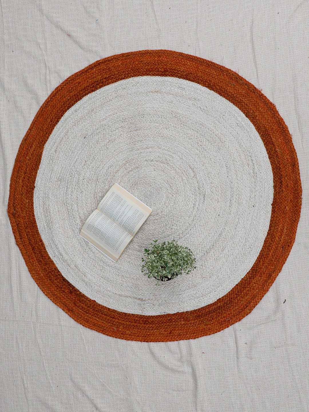 Art Avenue NEED White & Brown Round Jute Rug