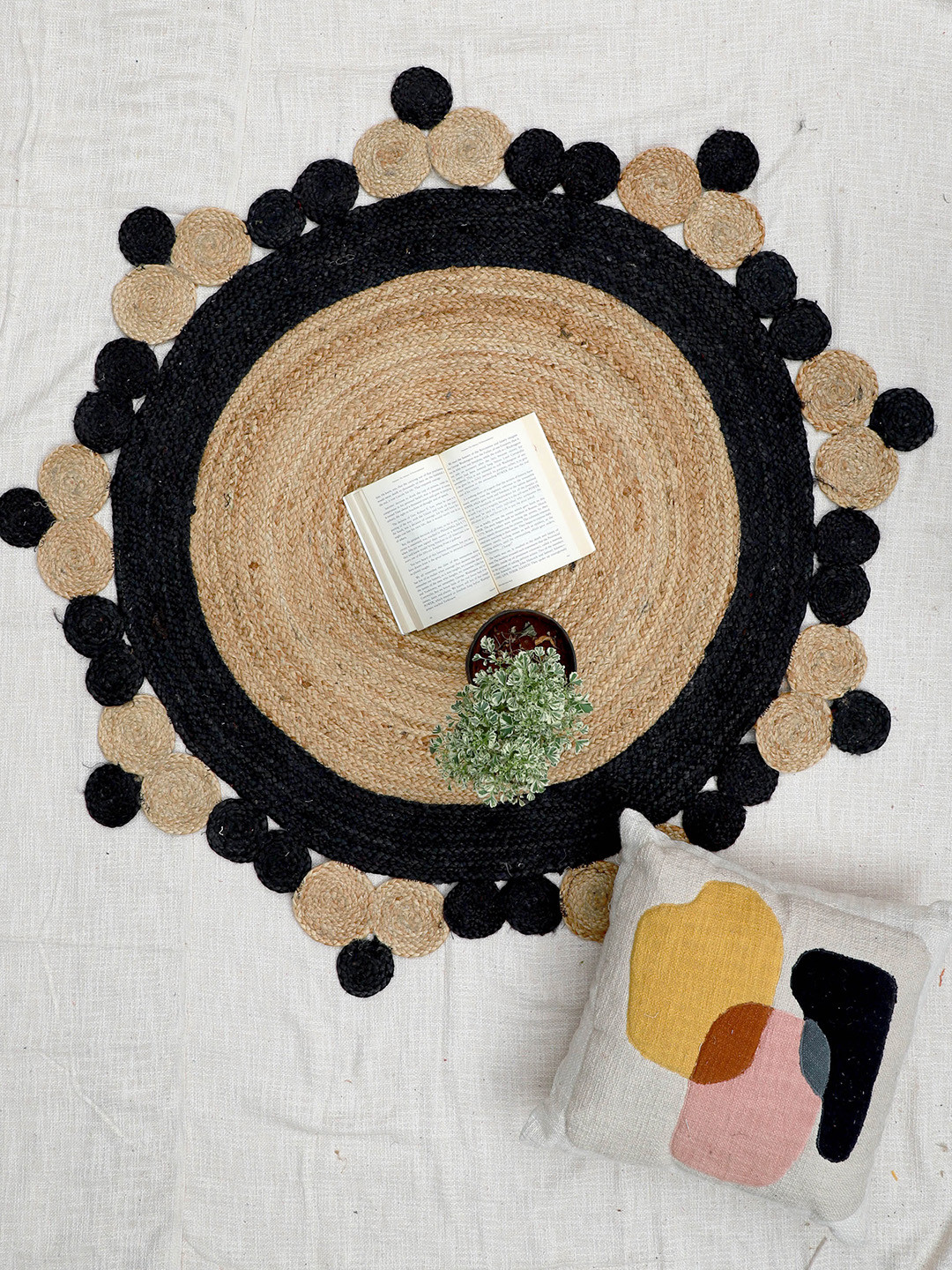 Art Avenue Smaller Beige & Black Round Jute Rug