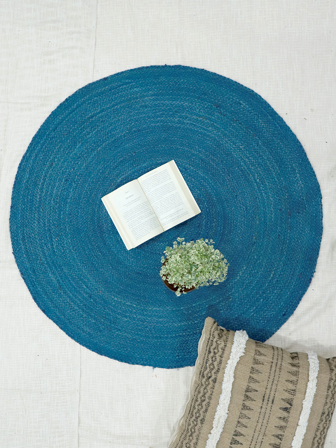 Art Avenue Norm Blue Braided Round Jute Rug