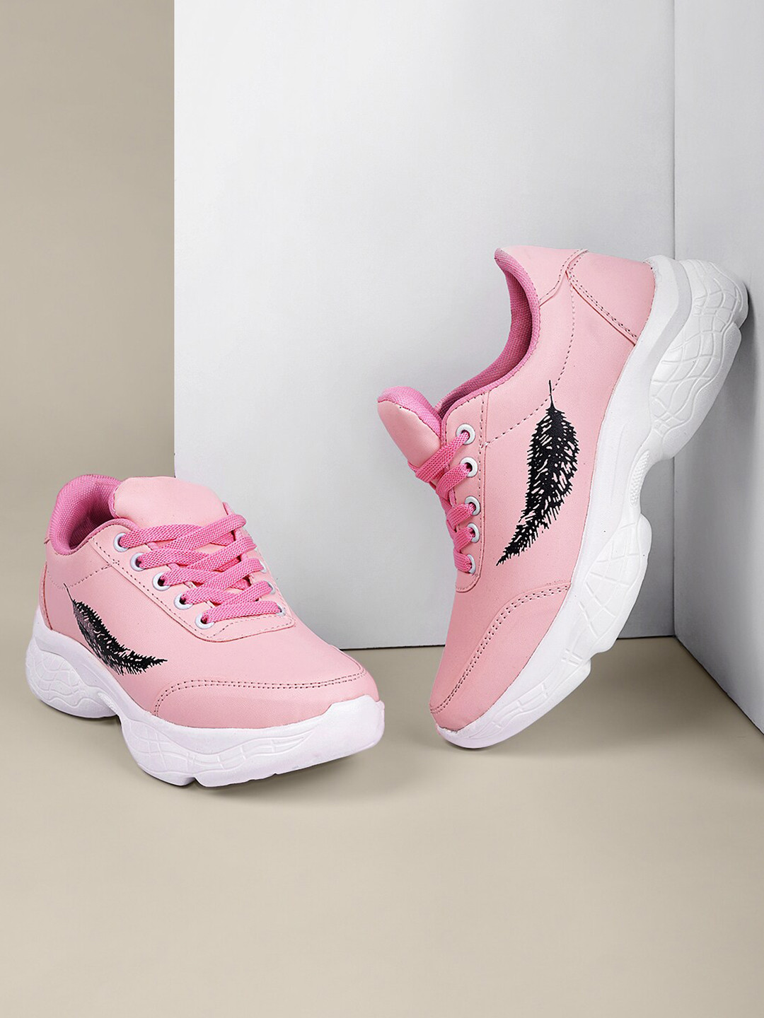 AMICO Women Printed Contrast Sole Sneakers