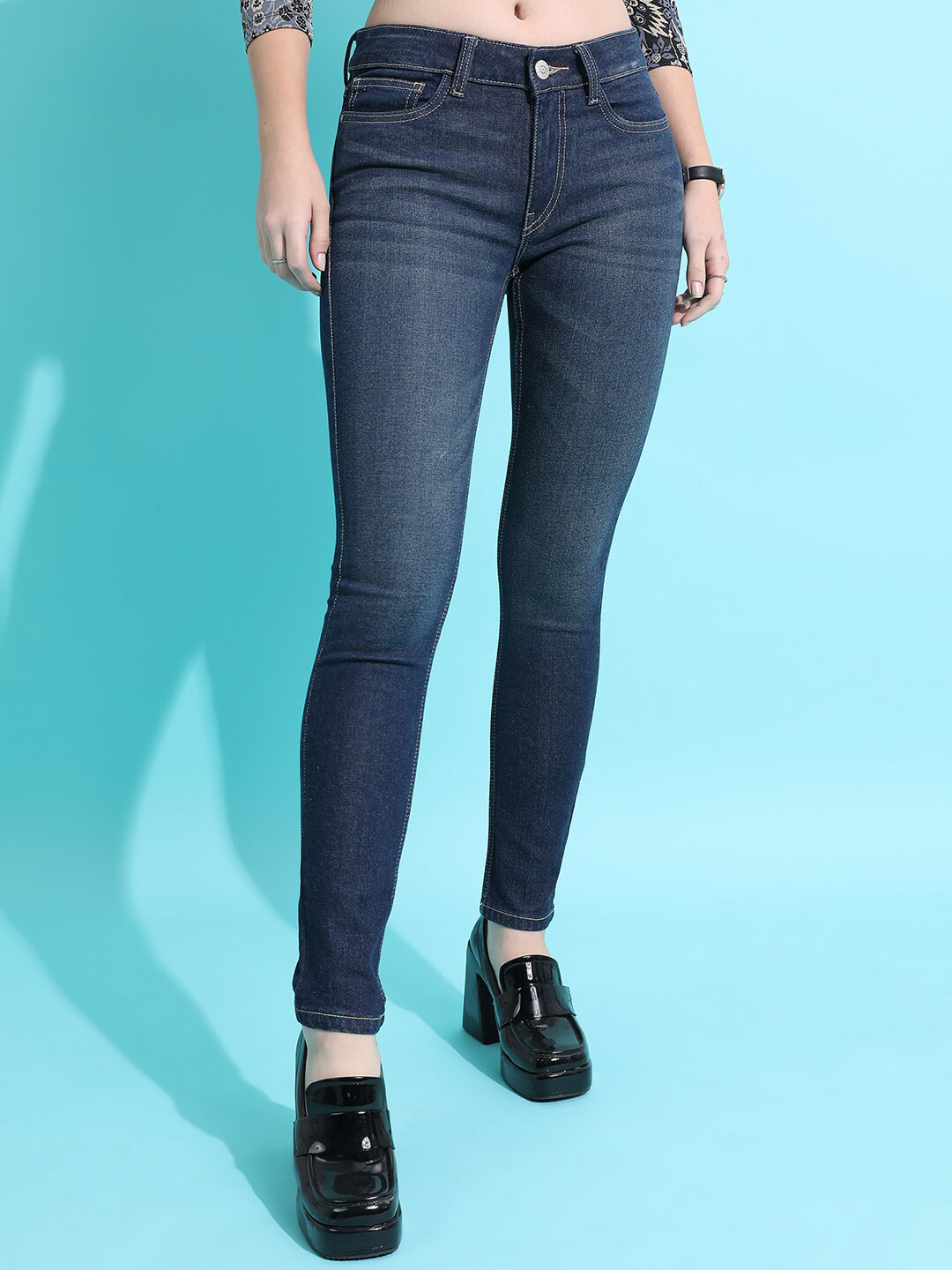 Tokyo Talkies Mid-Rise Skinny Fit Light Fade Whiskers & Chevrons Stretchable Jeans