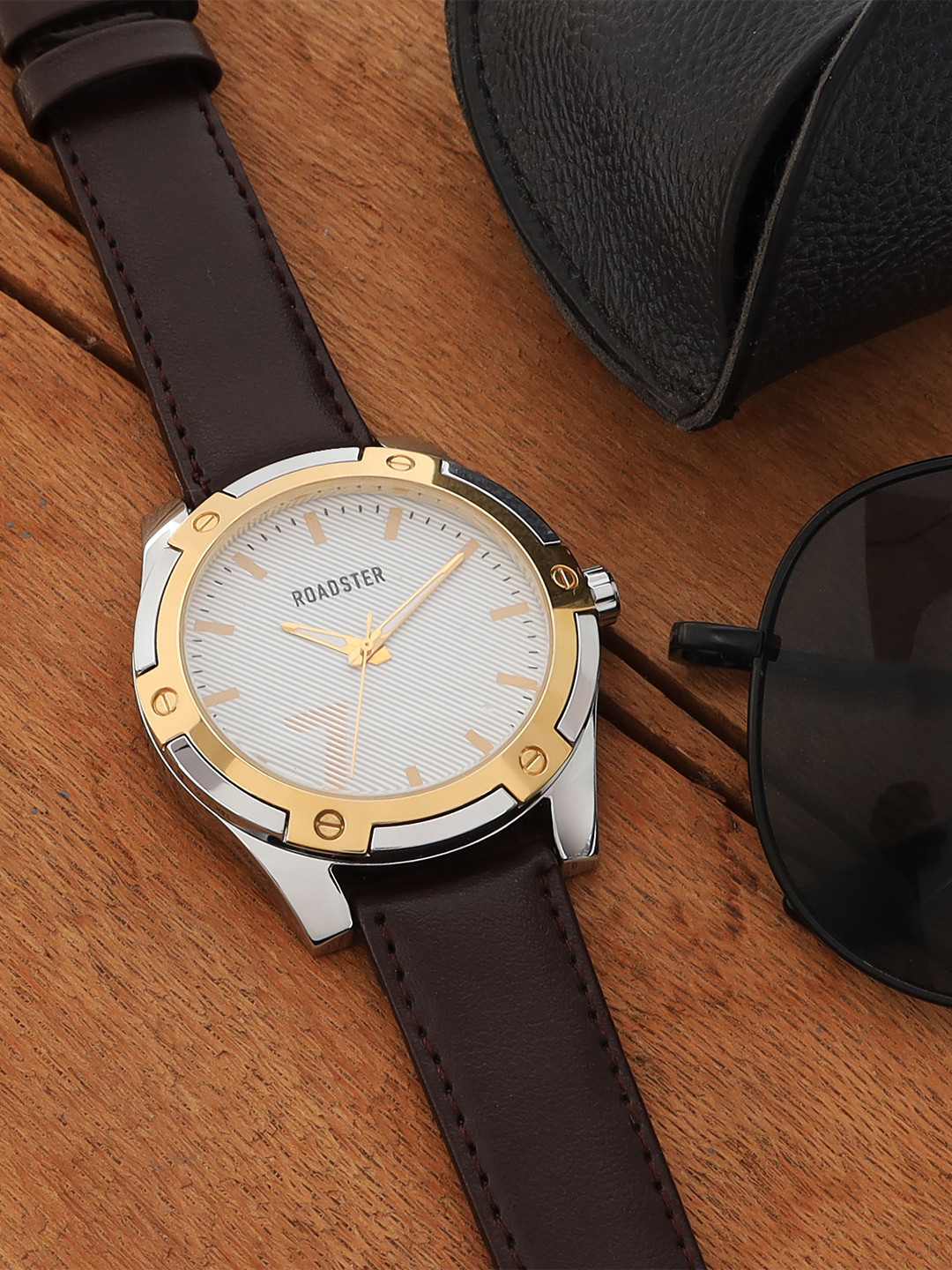 Roadster Men Scratch Resistant Leather Strap Analogue Watch RDM003D