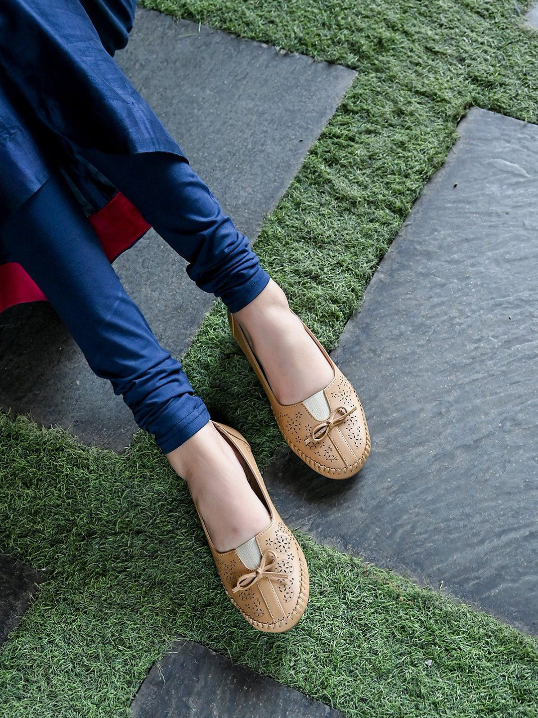 ODETTE Textured Round Toe Ballarinas