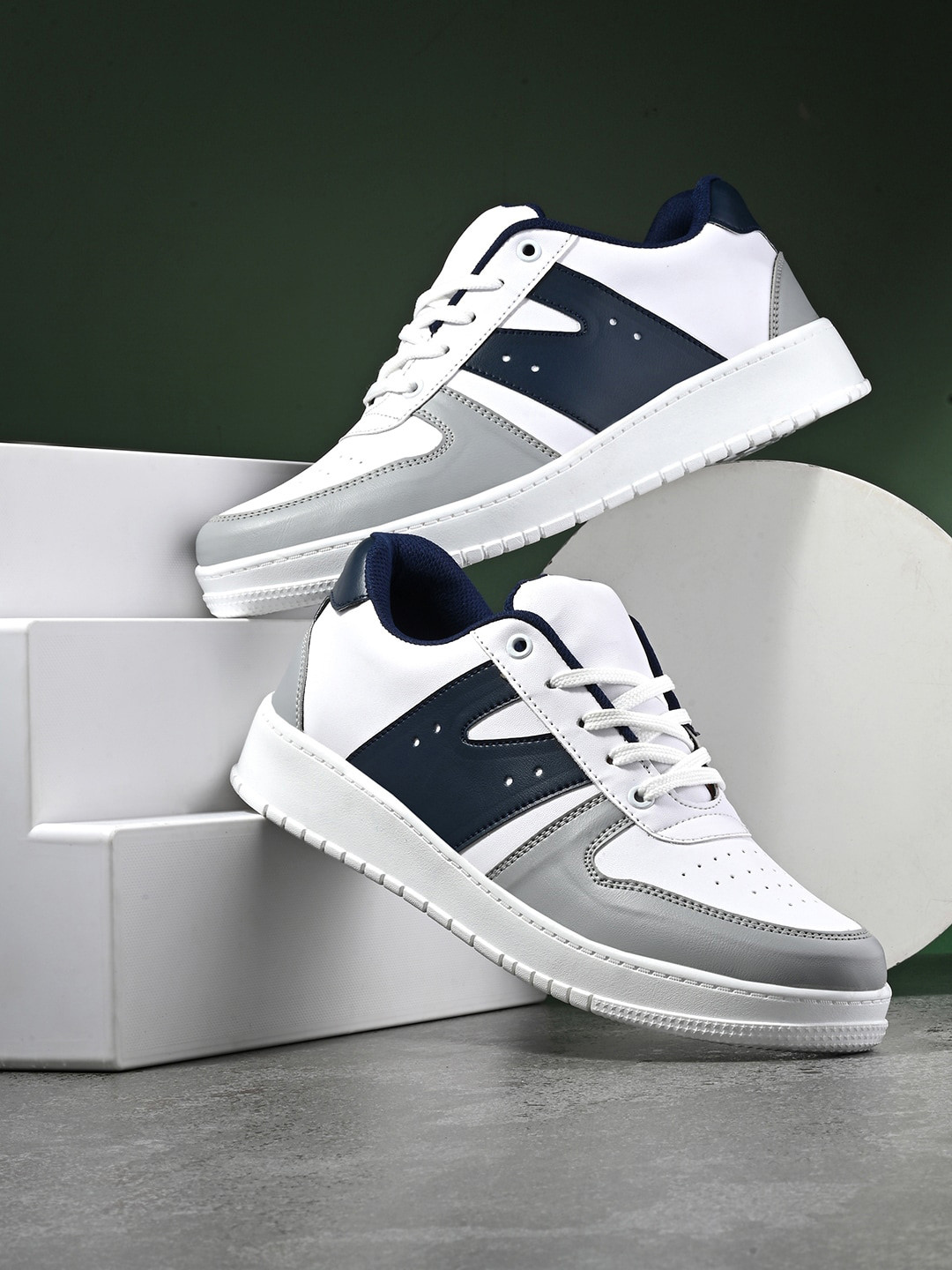 Roadster Men White & Navy Blue Colorblocked Lightweight Comfort Insole Basics Sneakers