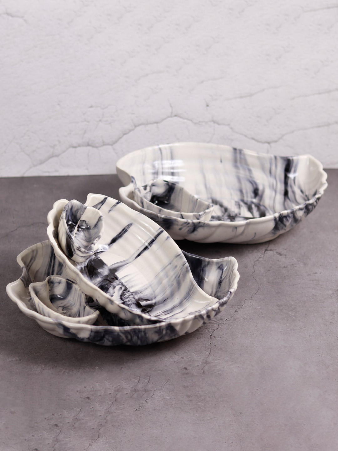 Unravel India Vintage Chronical White & Grey 3 Pieces Food Platter & Dip Bowls