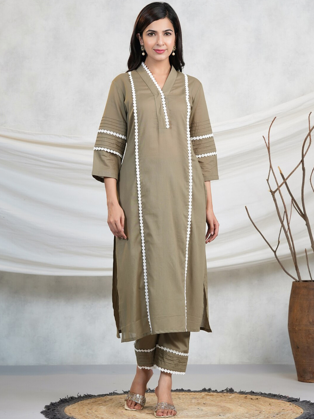 Adveta Women Charcoal Thread Work Kurta