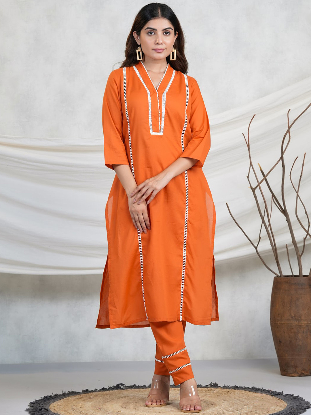 Adveta V-Neck Thread Work Kurta