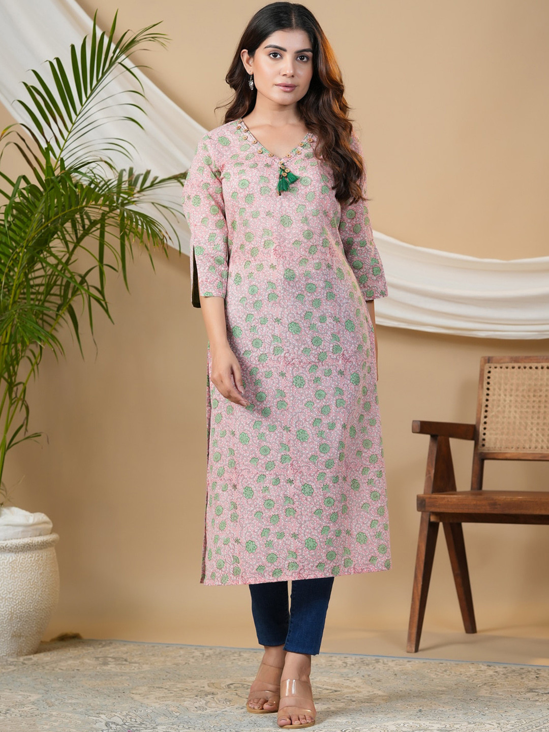 Adveta Floral Printed V-Neck Straight Kurta