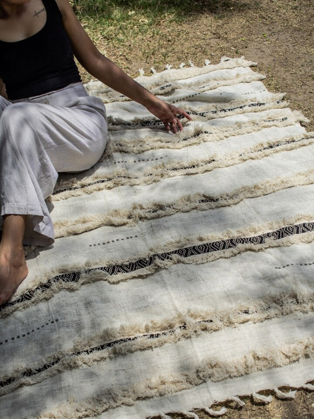 Art Avenue Fleur Off White & Black Textured Cotton Throw