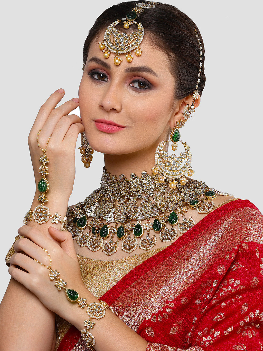 KARATCART Gold-Plated Kundan-Studded & Beaded Jewellery Set With Maang Tikka & Hathphool