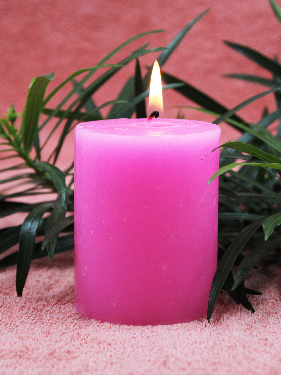 atorakushon Scented 1 Wick Strawberry Solid Geometric Regular Pillar Candles