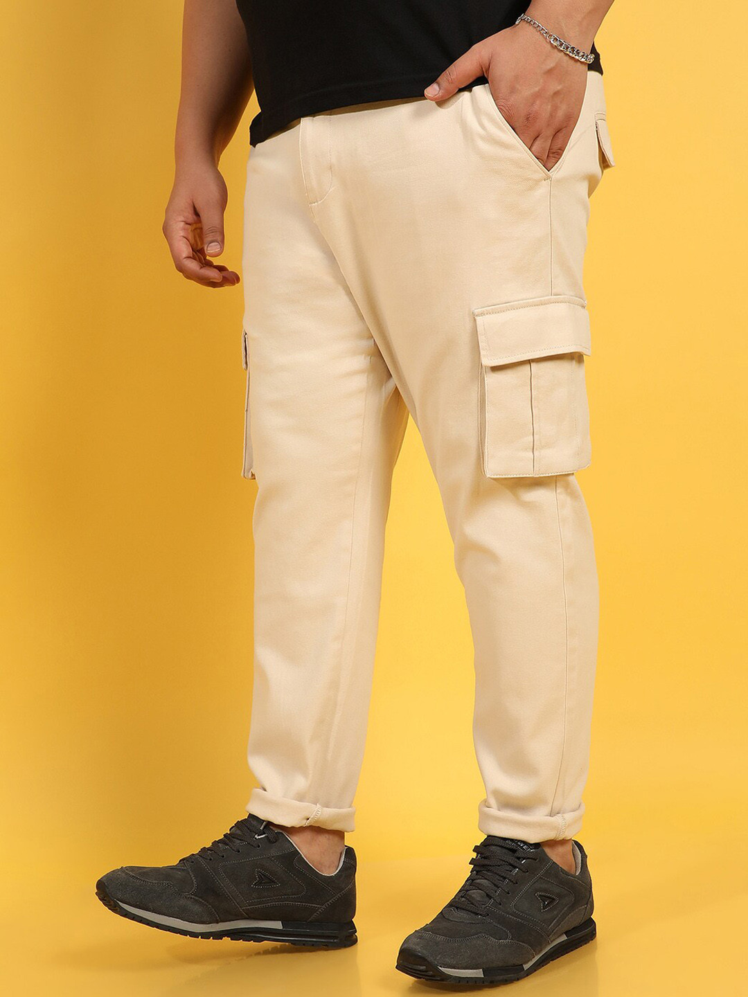 Instafab Plus Men Beige Relaxed Easy Wash Cargos Trousers