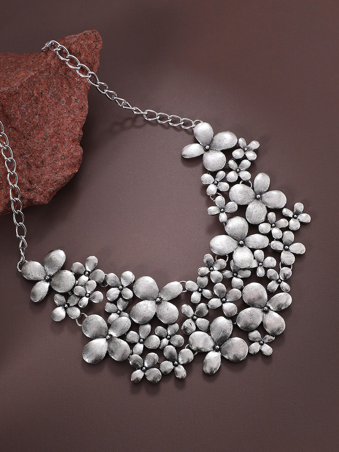 SOHI Silver-Plated Flower Necklace