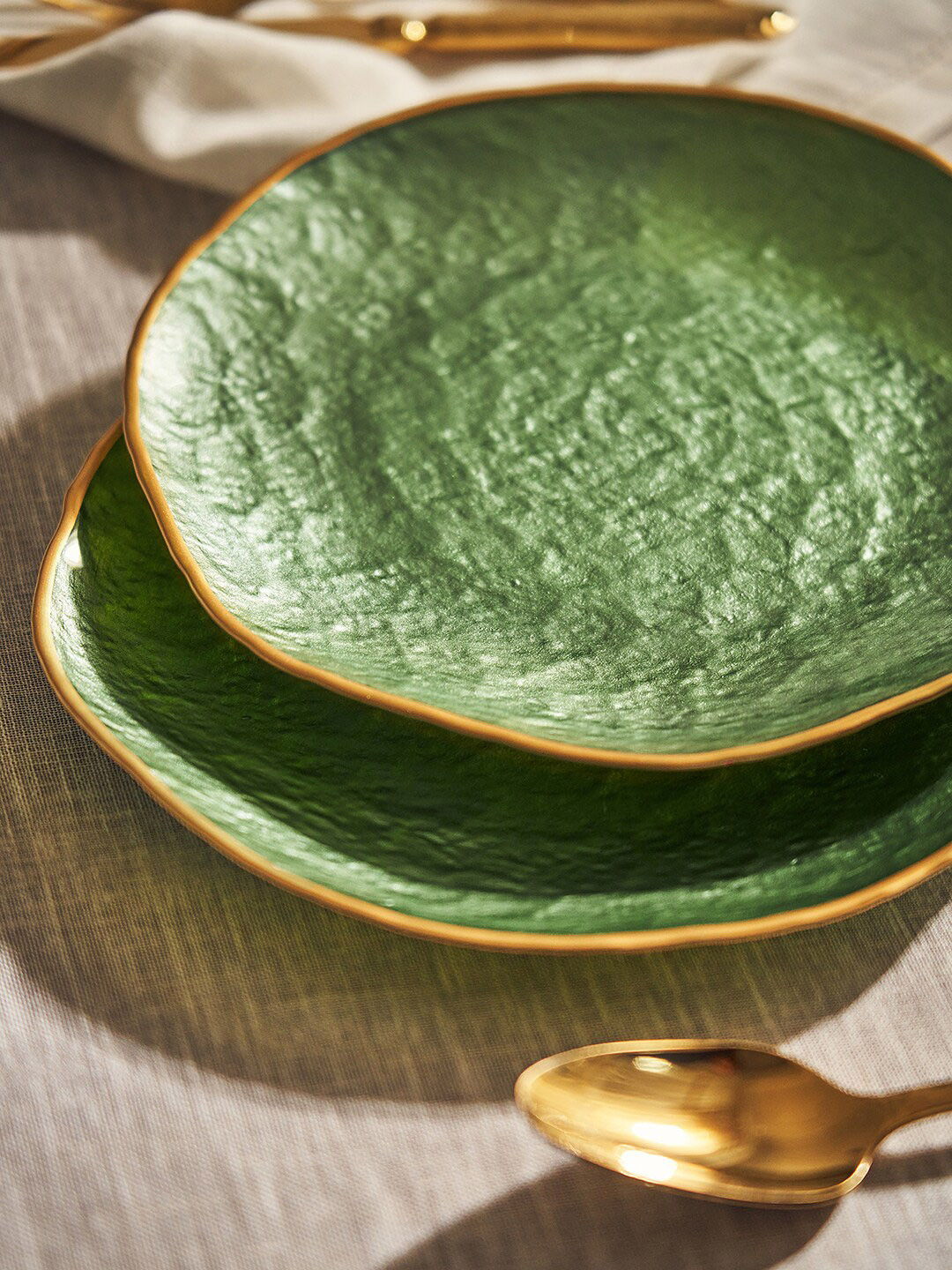 Pure Home and Living Green 2 Pieces Textured Glass Matte Plates