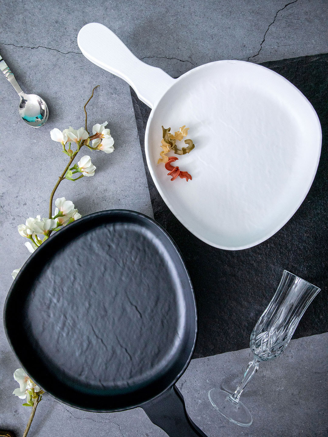 Servewell 2-Pcs Black & White Matte Finish Melamine Serving Dish With Handle Set