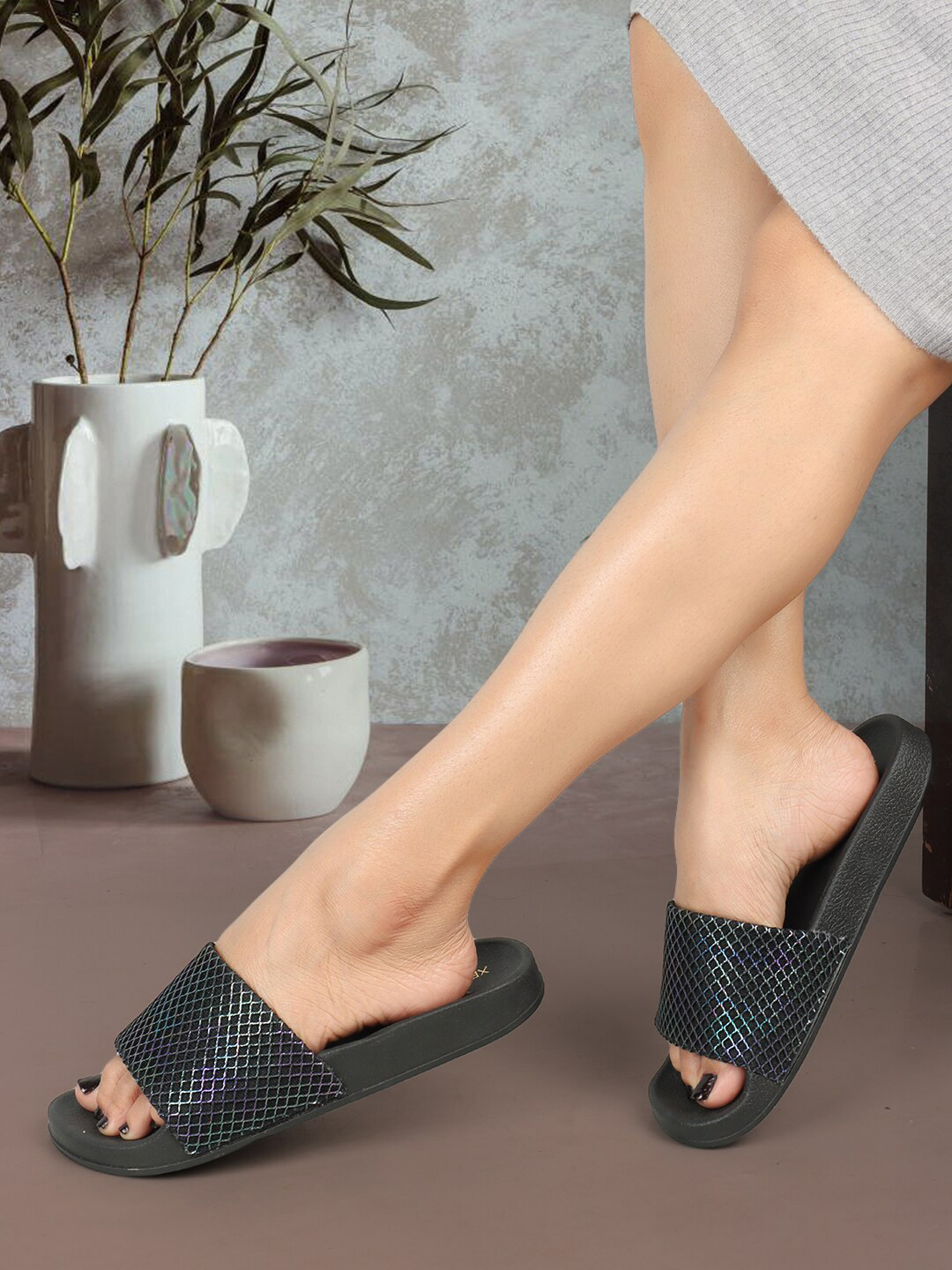 XE Looks Comfortable & Stylish Mesh Design Sliders