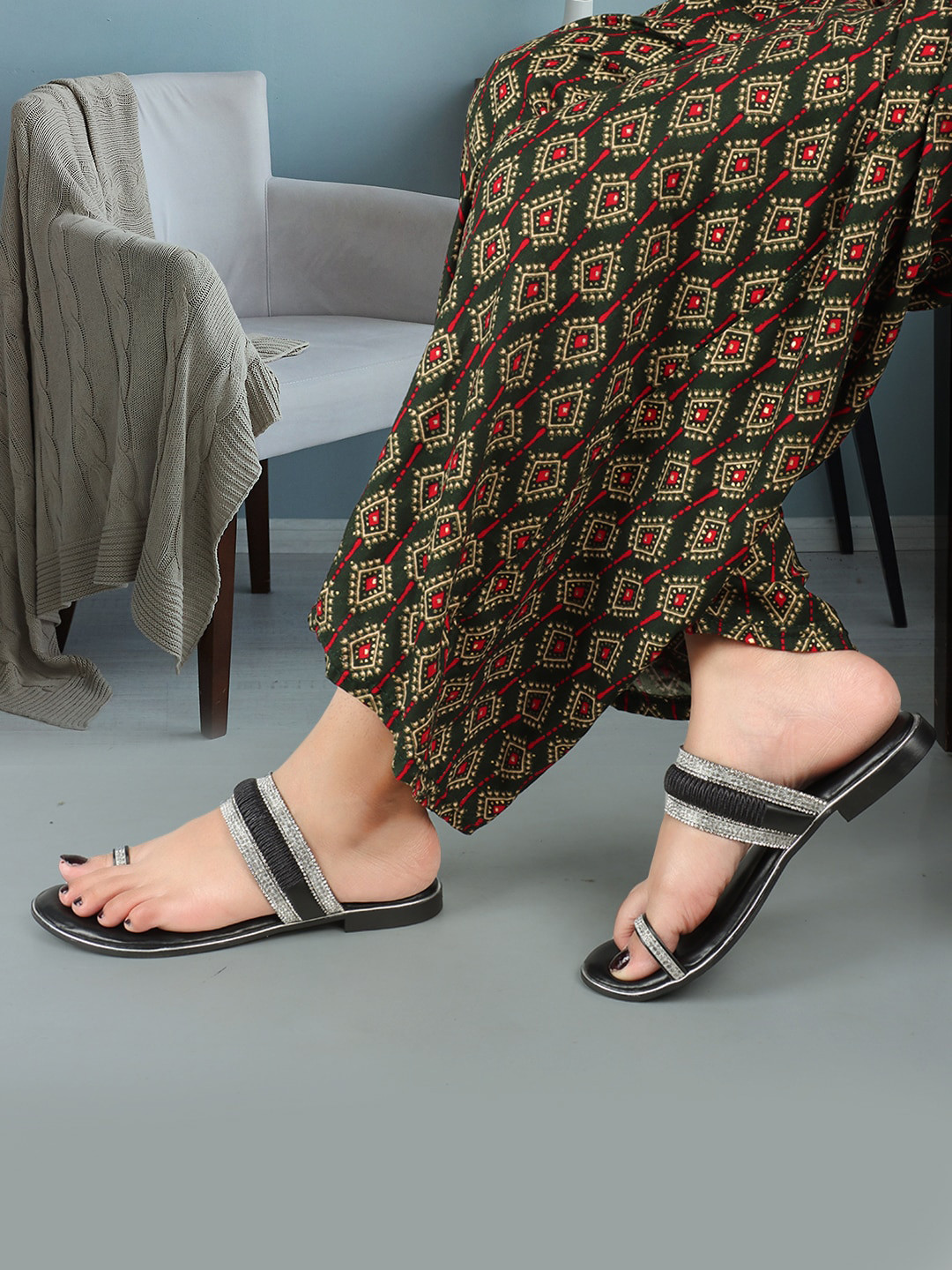 XE Looks Embellished Lightweight One Toe Flats