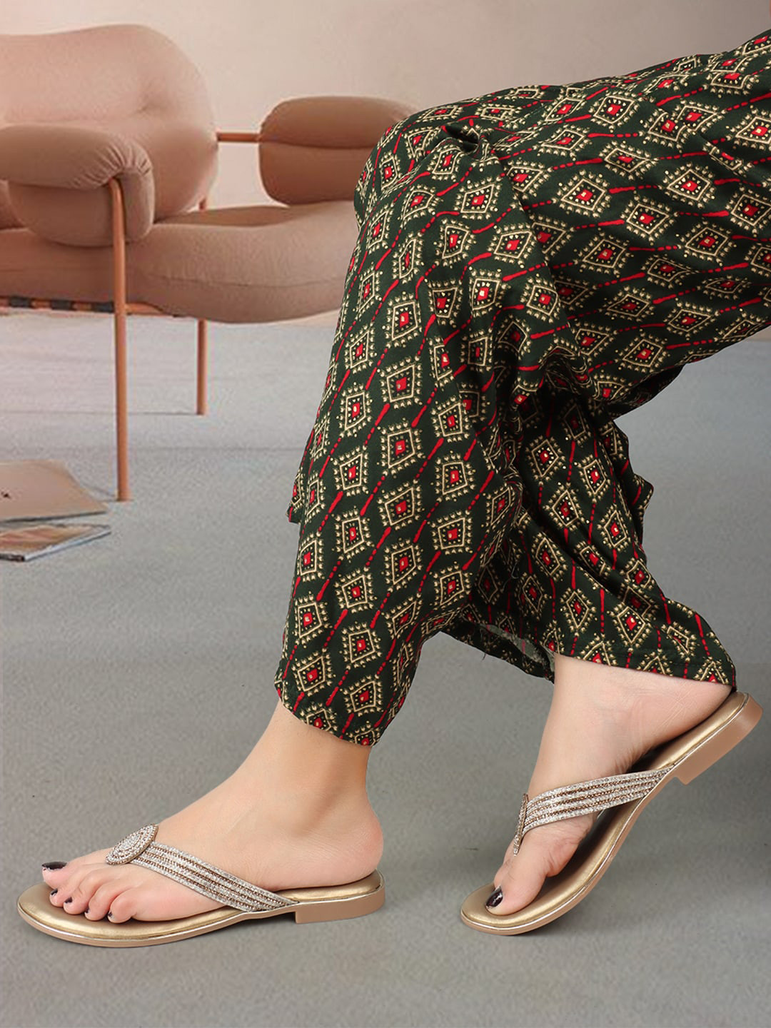 XE Looks Chic & Elegant Ethnic Design Flat Slippers