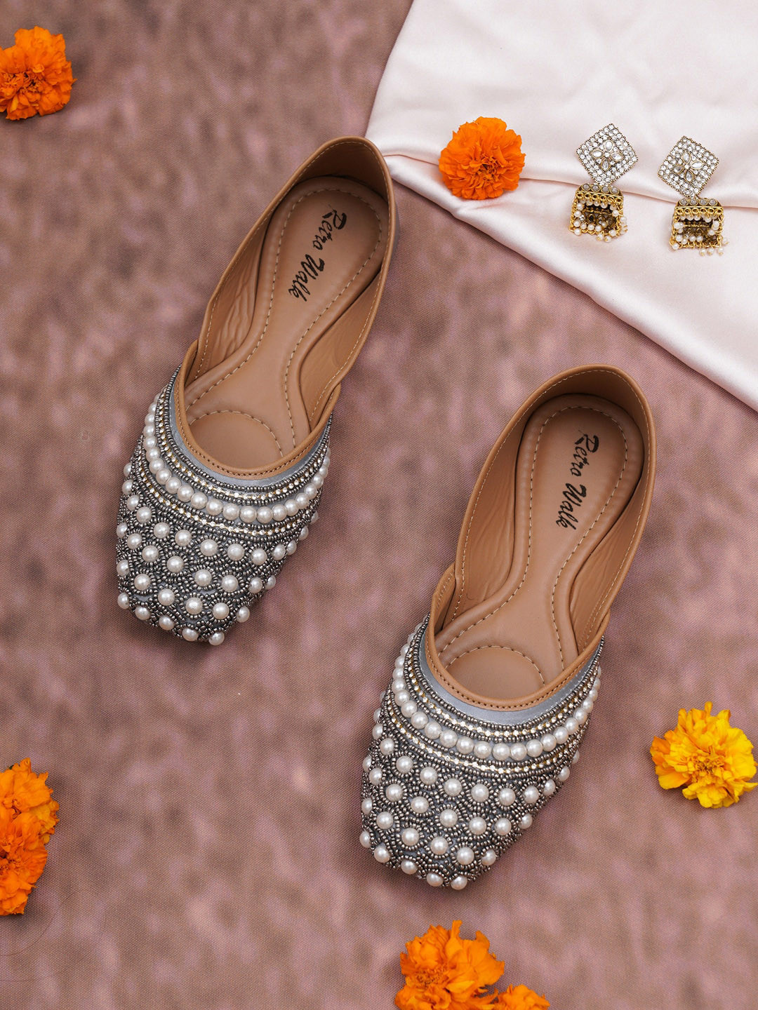 Retro Walk Embellished Ethnic Mojaris